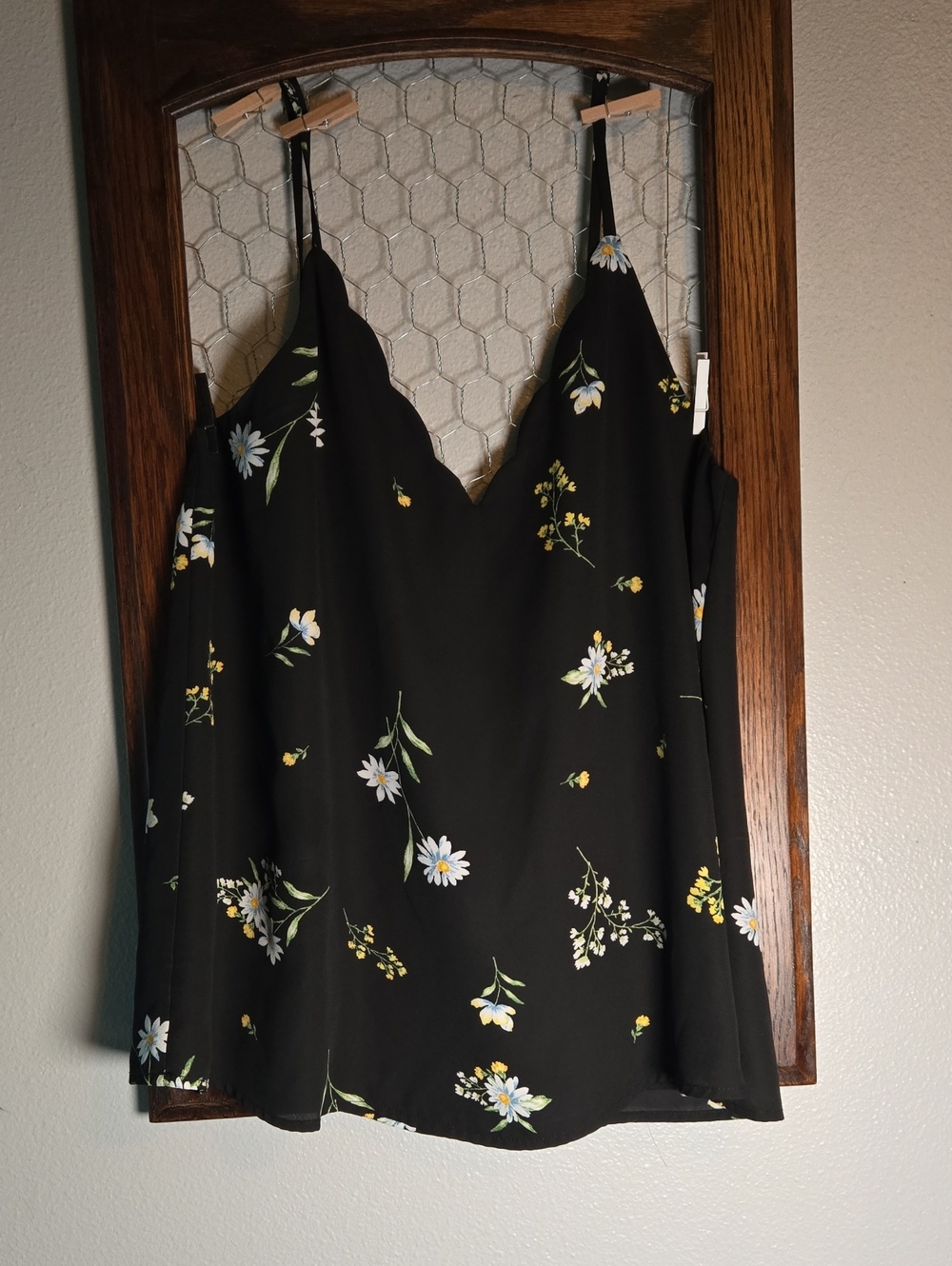 Socialite Black Floral Scallop V-Neck Cami Size Medium
